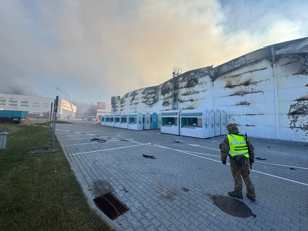 Склад шин охопило вогнем: Львів у димовій завісі