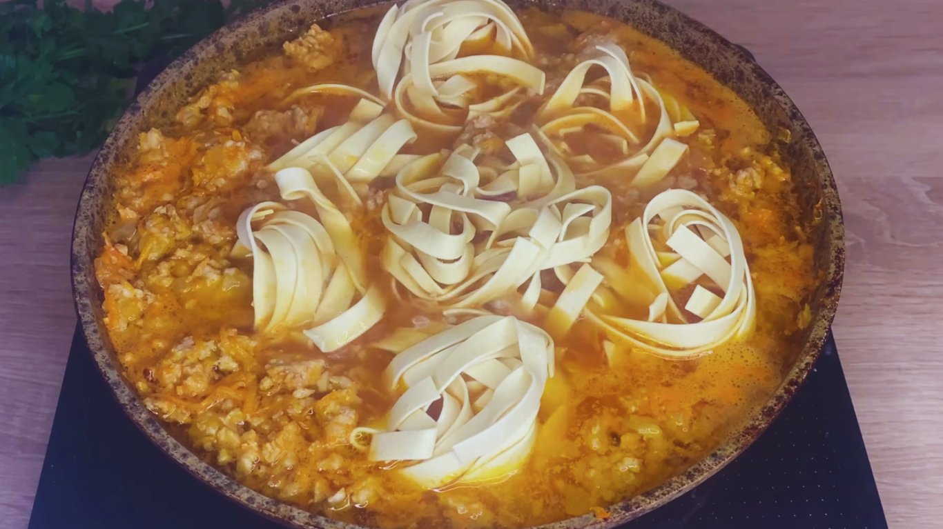 смачна лінива лазанья на сковорідці