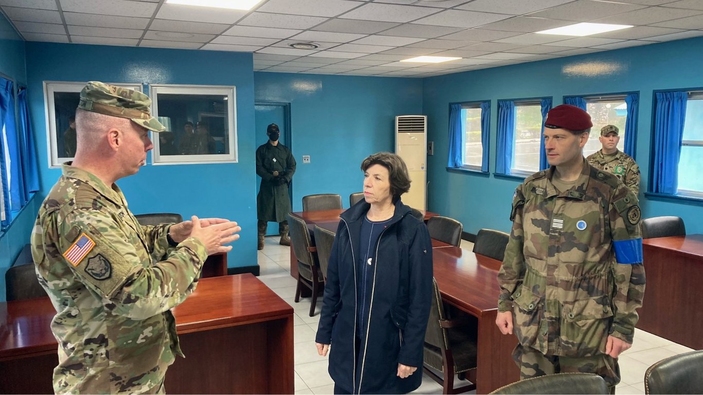 Глава МИД Франции посетила демилитаризованную зону между двумя Кореями