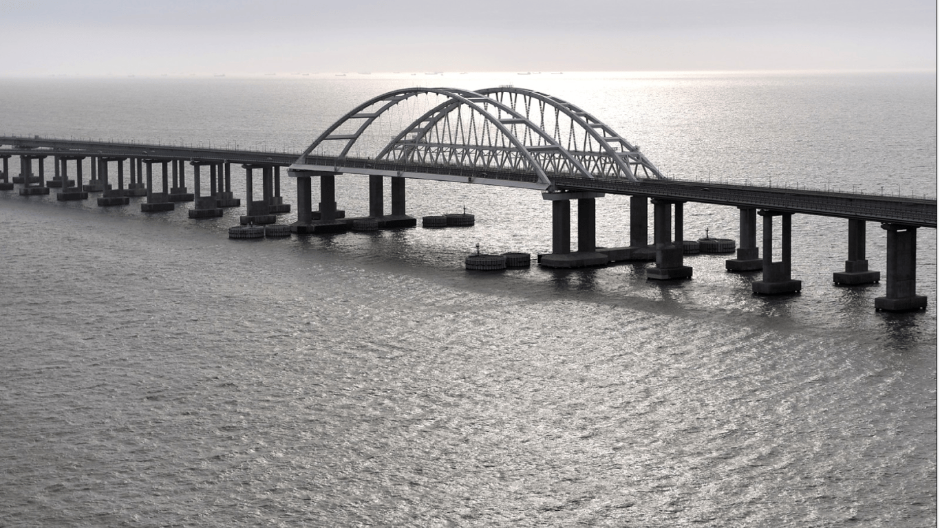 Крымский мост Россия пытается защитить баржами