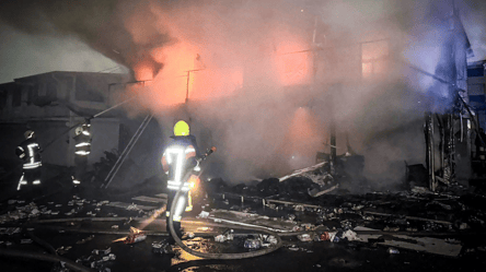 Пожежа на популярному ринку в Одесі — згорів павільйон з декором - 290x166