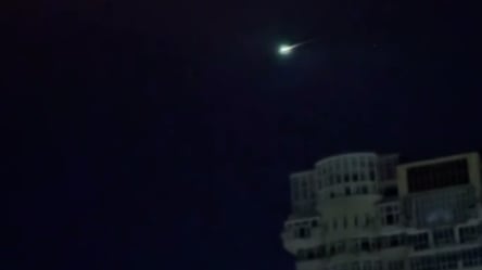 В Киеве люди заметили ночью в небе яркое светило: видео - 290x160