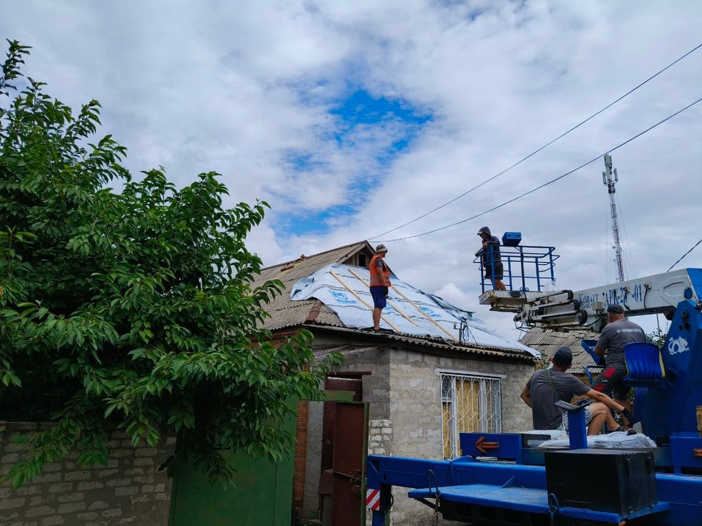 Комунальники зашивають дах