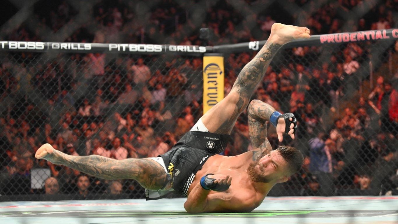 Амосов задушив Альвареса та здобув другу перемогу в UFC