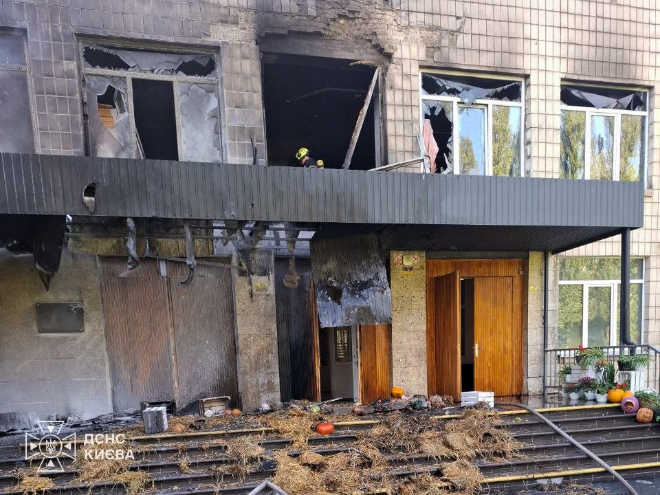 У Києві зафіксували влучання в заклад освіти після атаки РФ - фото 2