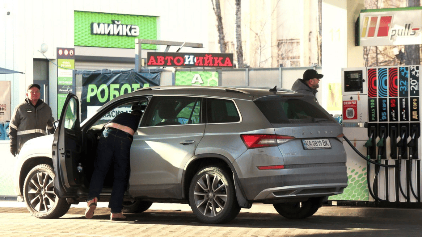 Дизель утримує рекордну вартість: ціни на пальне в Україні