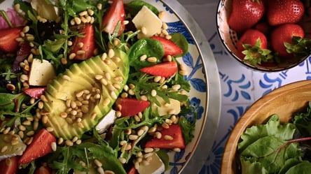 Низькокалорійний салат із полуницею, брі та авокадо до вечері за 20 хвилин - 290x166