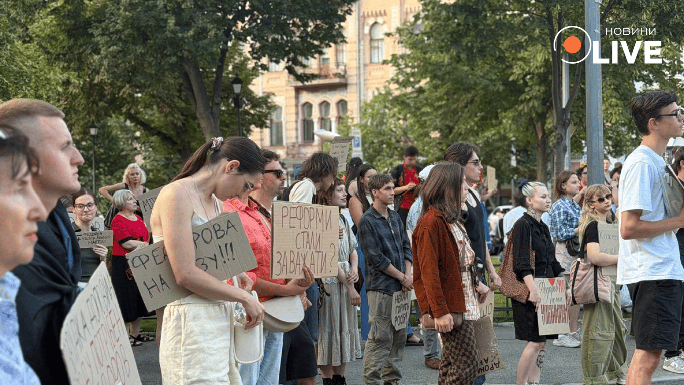 У Києві знову вийшли на мітинг на підтримку Михайла Федорова: фоторепортаж - фото 3