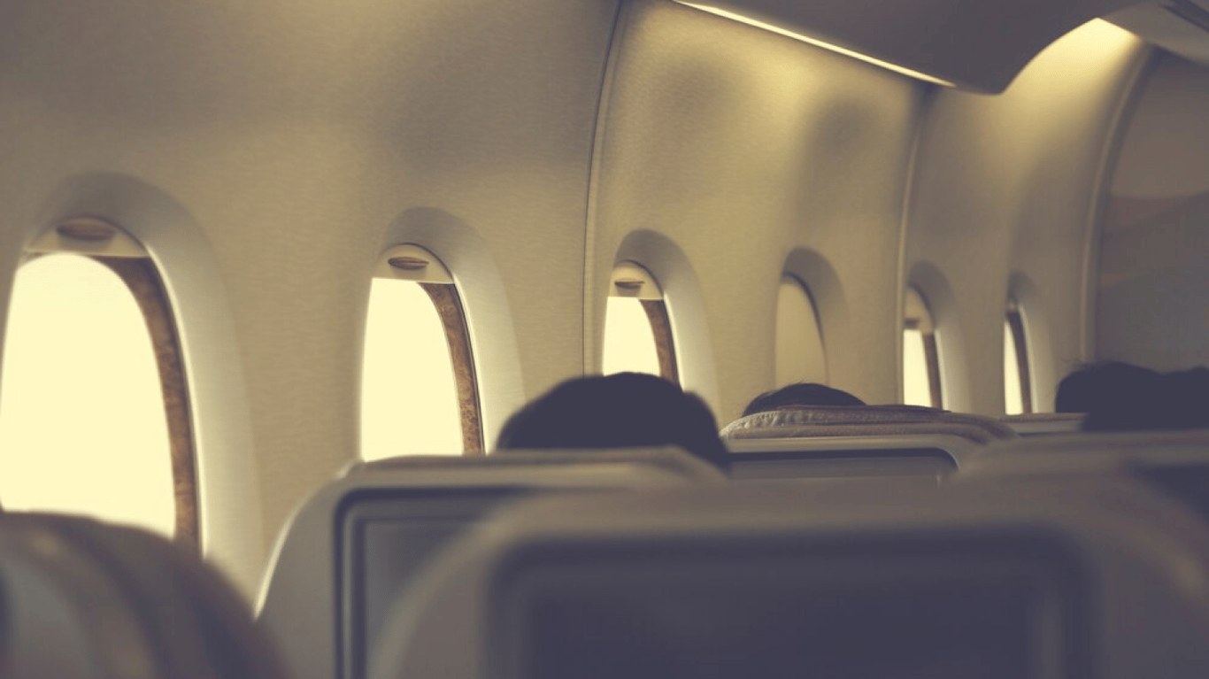 Як звільнити сусідні місця в літаку — лайфхак від стюардеси - фото 1