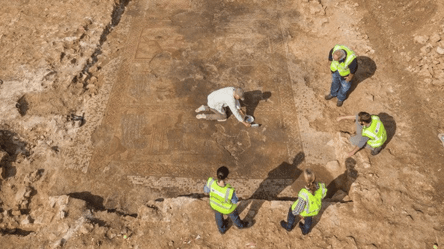 Поглядом перетворювала людей на камінь: в Італії археологи знайшли моторошну мозаїку - 285x160