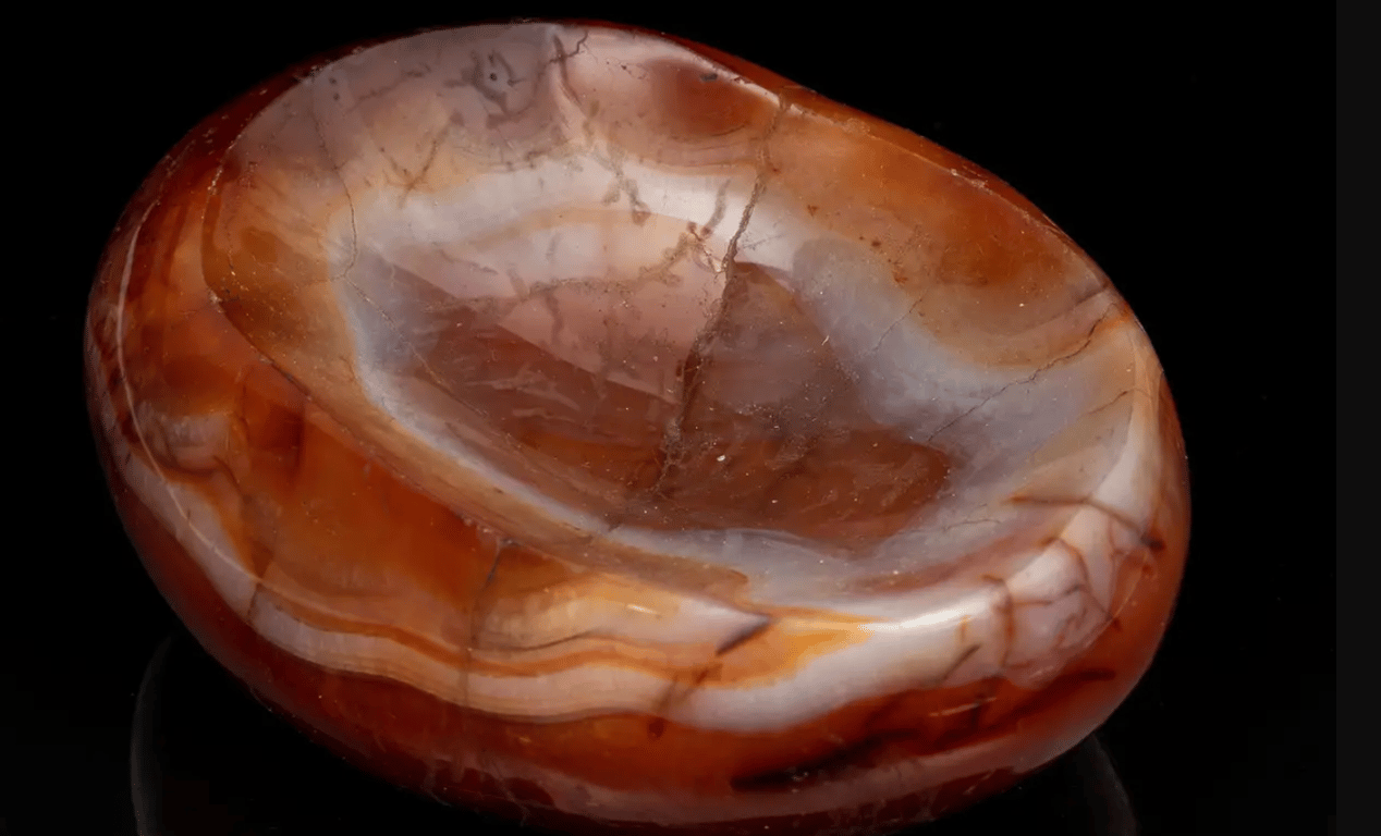 Карнеол, являющийся талисманом именинника 4 апреля