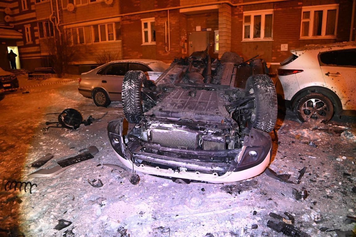 Разбитый автомобиль в результате обстрела. Фото: Валентин Демидов