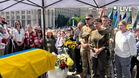 У Києві сотні людей прийшли на церемонію прощання з полеглою парамедикинею Іриною Цибух - 290x166