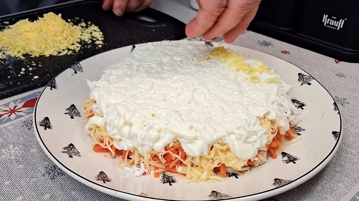 святковий салат з куркою, яйцями та сиром