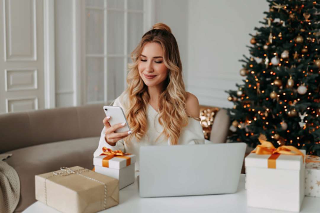 Девушка возле телефона