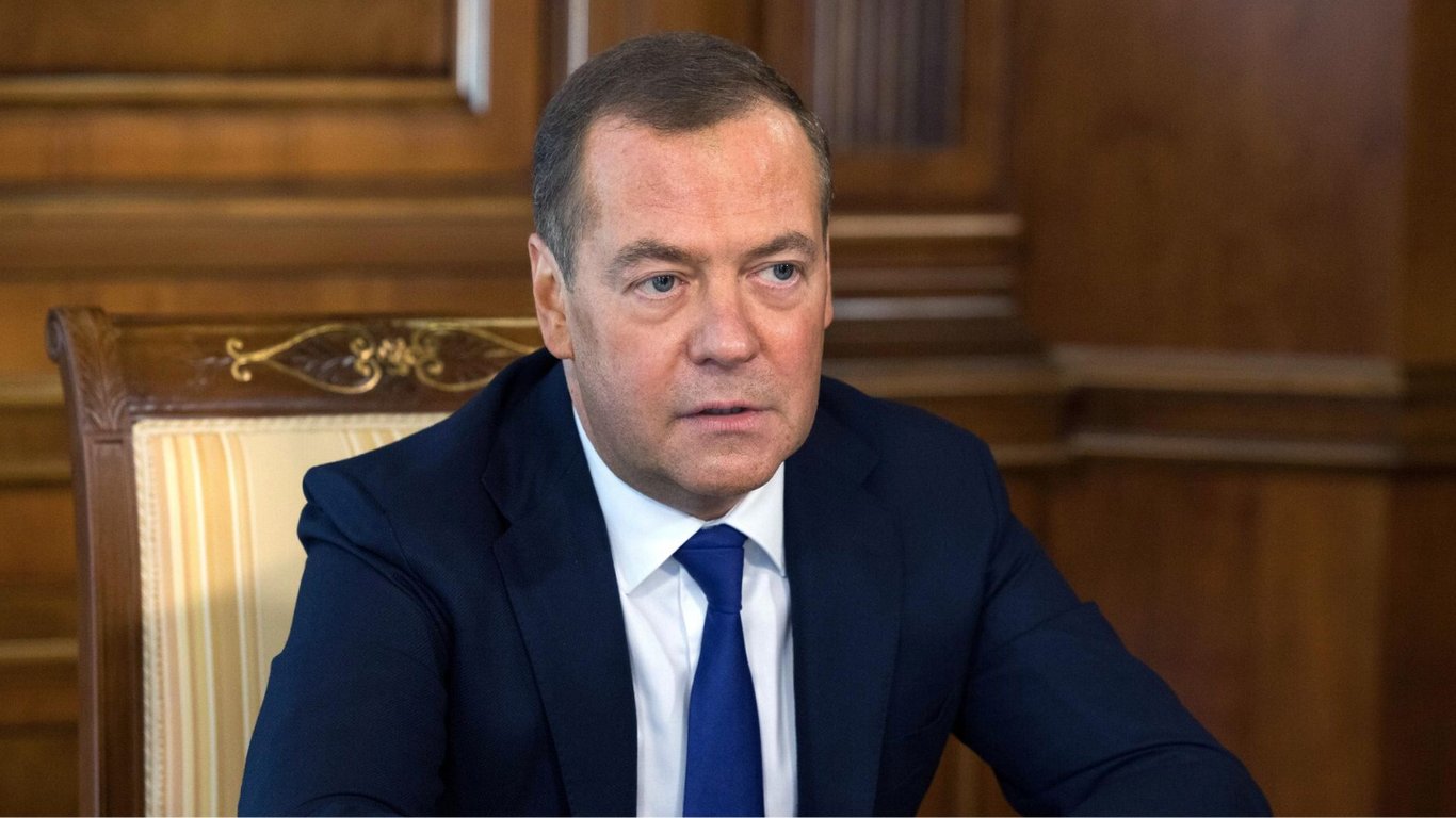 Медведев угрожает странам G7, которые хотят запретить экспорт в РФ, остановить зерновую сделку