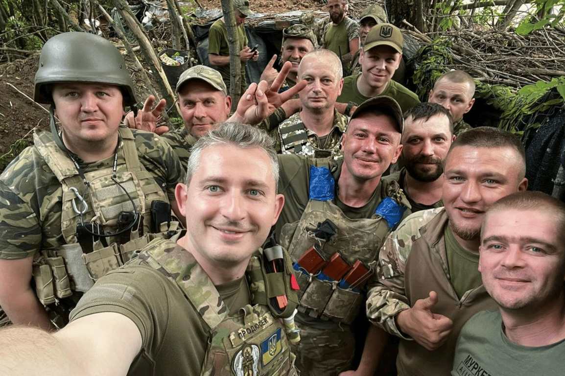 Коля Серга с украинскими защитниками в окопе на фронте