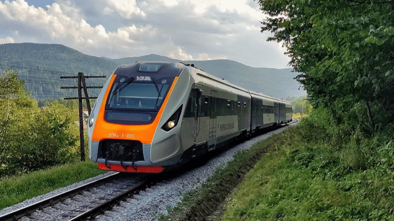 Чому РФ прицільно б’є по залізниці — в УЗ розкрили мотиви атак