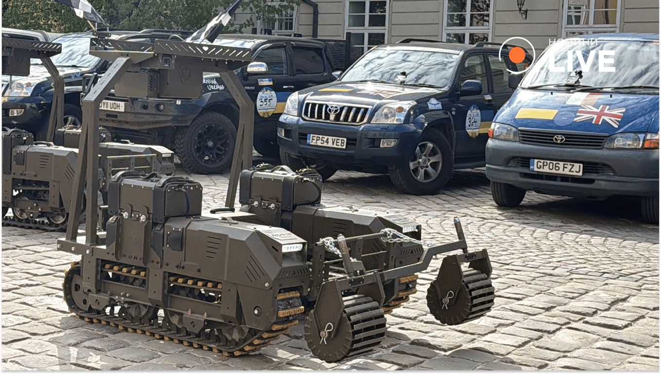 Волонтери з Великої Британії привезли до Львова 26 авто для фронту