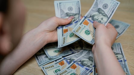 Украинцам продают доллары со звездочкой — что значит этот символ - 285x160