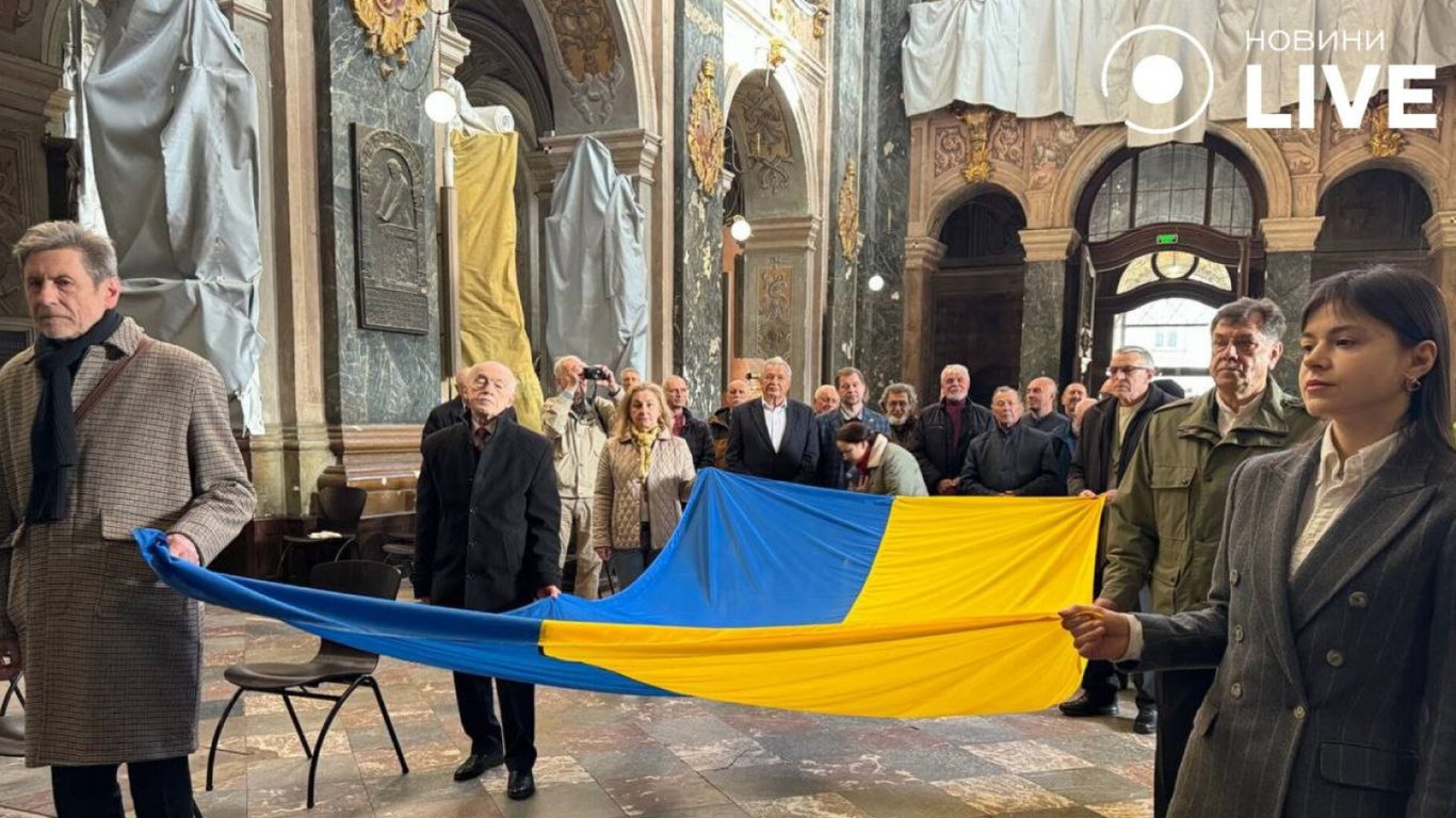 Во Львове отпраздновали 34 годовщину поднятия флага над ратушей — репортаж Новини.LIVE
