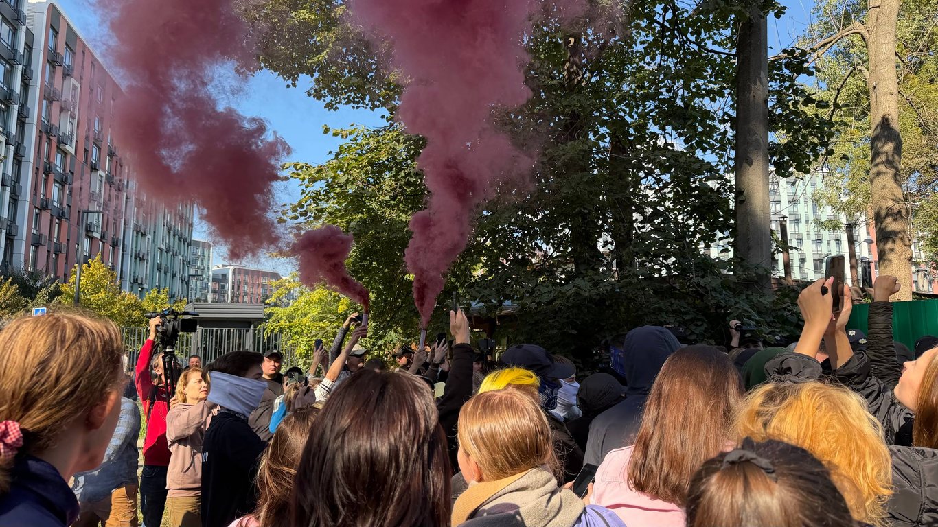 Не чіпайте дітей: на Теремках проти протестувальників застосували силу - фото 1