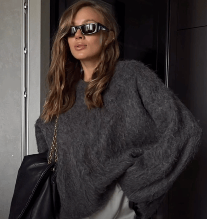 Пухнасті светри для жіночих образів