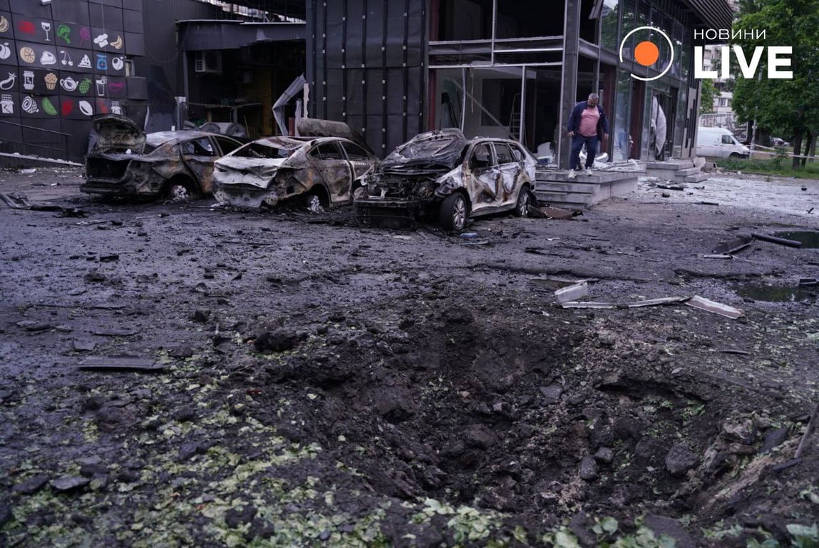 Вирви та руїни — фоторепортаж наслідків нічної атаки РФ на Київ - фото 5