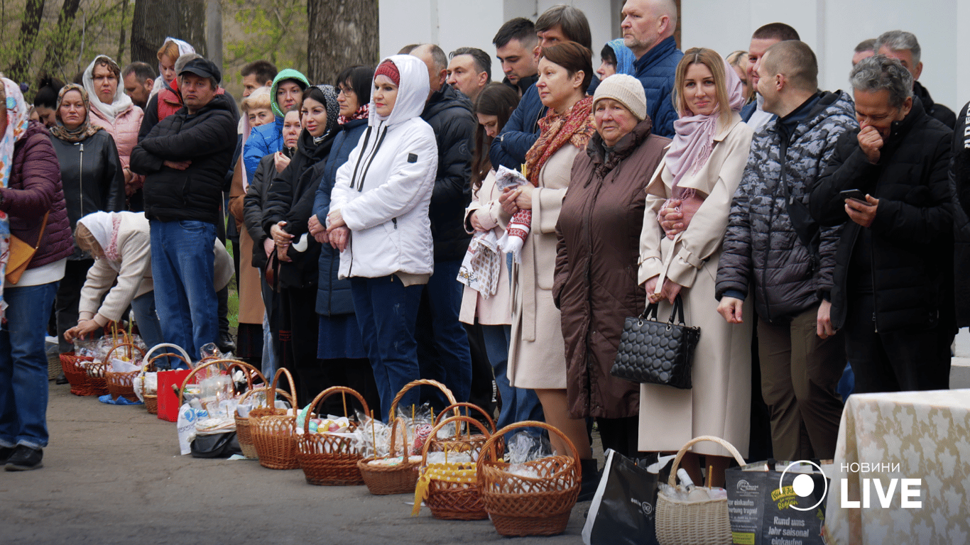 Одесситы массово идут в храмы освящать пасхальные корзины