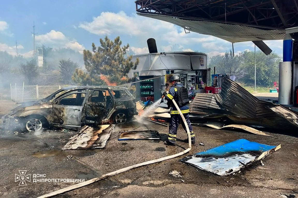 Удар по АЗС на Криворіжжі: загинув рятувальник та його маленький син - фото 1
