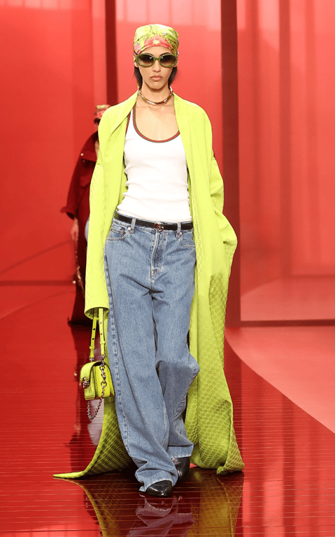 Яркую верхнюю одежду можно сочетать с чем угодно