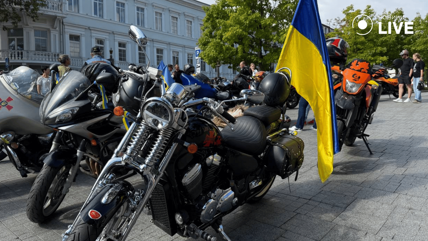 Одесити з прапорами влаштували гучний автопробіг — фото - фото 8