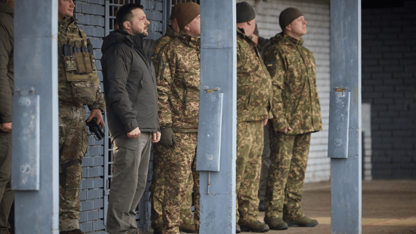 Зеленский посетил центр подготовки на Днепропетровщине и вручил награды бойцам