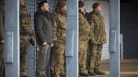 Зеленский посетил центр подготовки на Днепропетровщине и вручил награды бойцам - 285x160