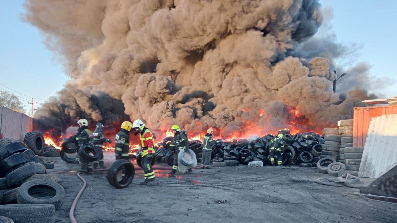 У російському Підмосков'ї спалахнула масштабна пожежа на заводі: що відомо