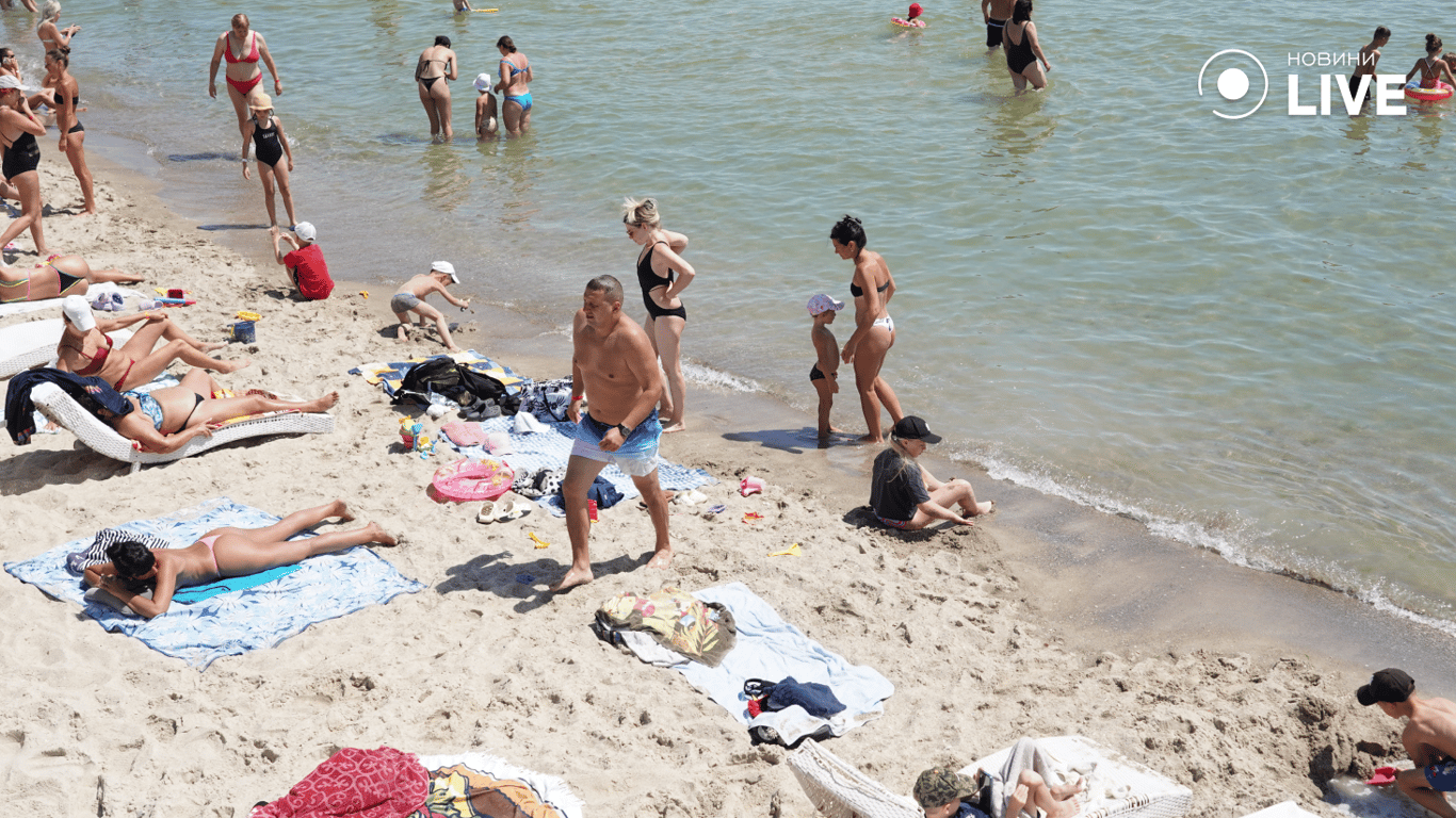Відпочивальники засмагають на сонці. Фото: Новини.LIVE