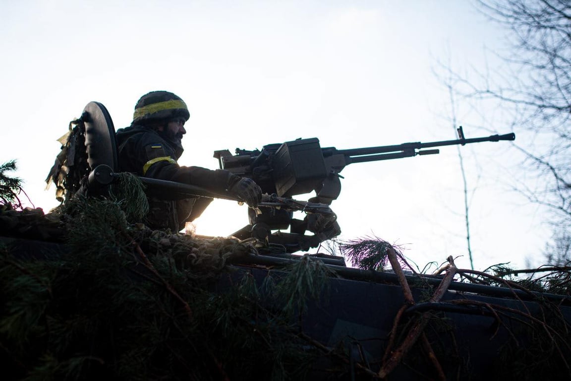 Украинский военный обстреливает позиции врага