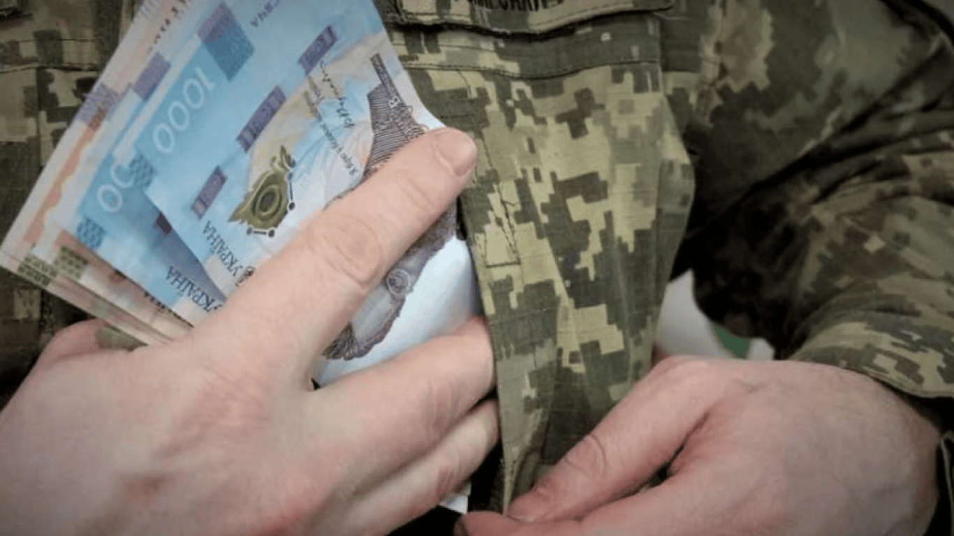 В Днепропетровской области военный присвоил 3,5 млн гривен "боевых выплат" несуществующих солдат