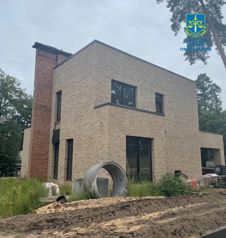 Арендатор вместо реконструкции базы в Пуща-Водице начал строить коттеджи