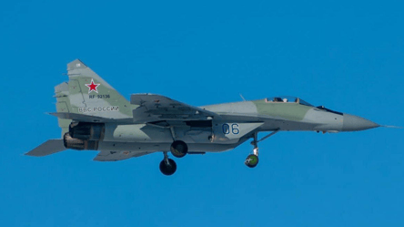 Удар по Крыму — ГУР показало видео уничтожения истребителя РФ - 290x166