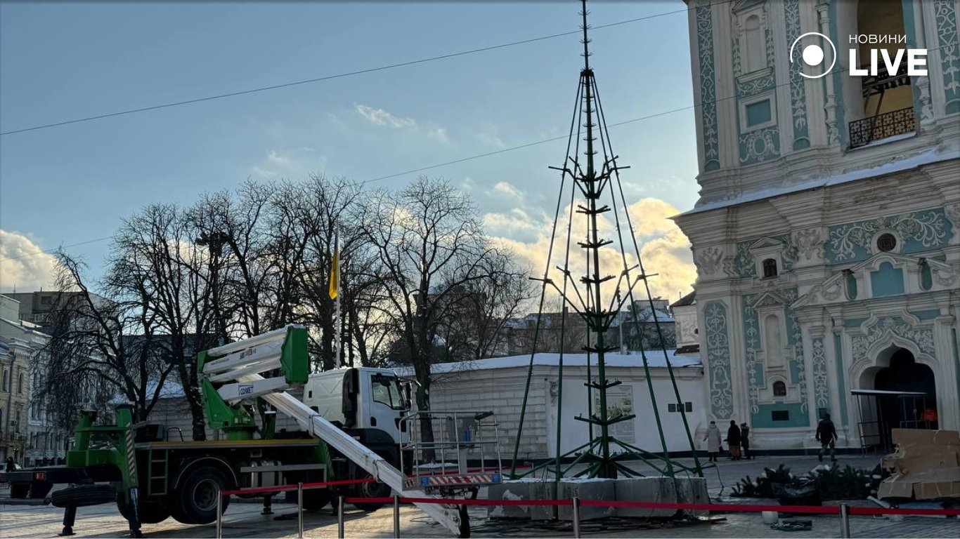 роботи по встановленню новорічної ялинки в Києві