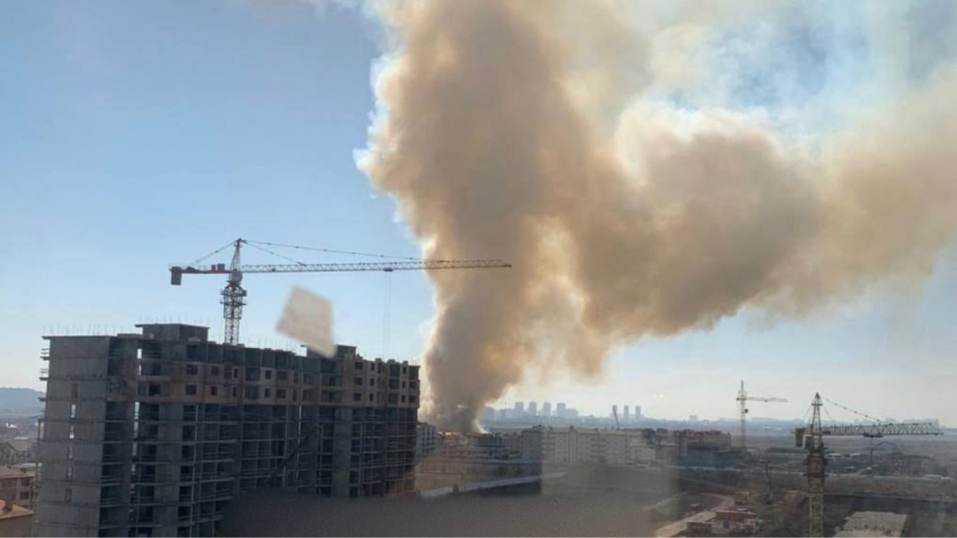 ​​​​​​​В росії чергова пожежа: у Краснодарі горить територія льотного училища