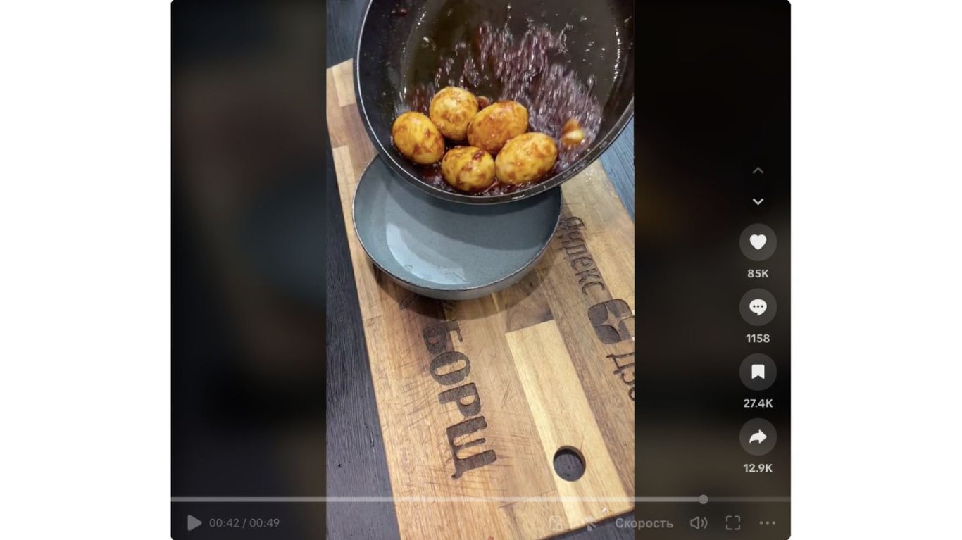 жареные яйца в соусе