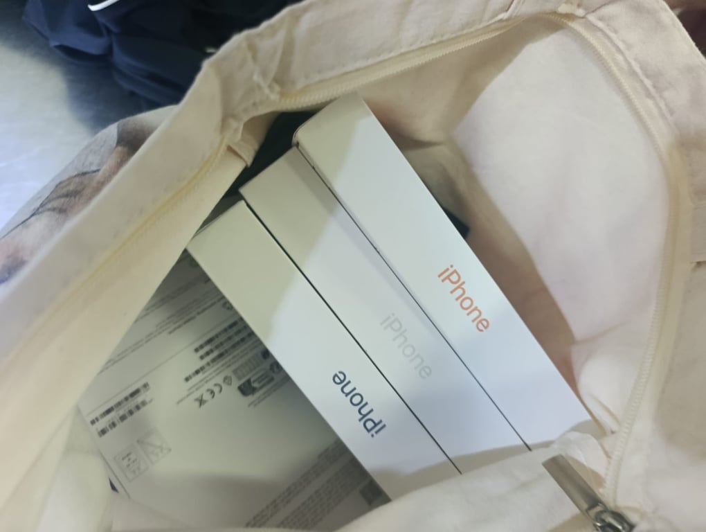 Контрабанда на кордоні — на Одещині вилучили новенькі iPhone 17 - фото 1