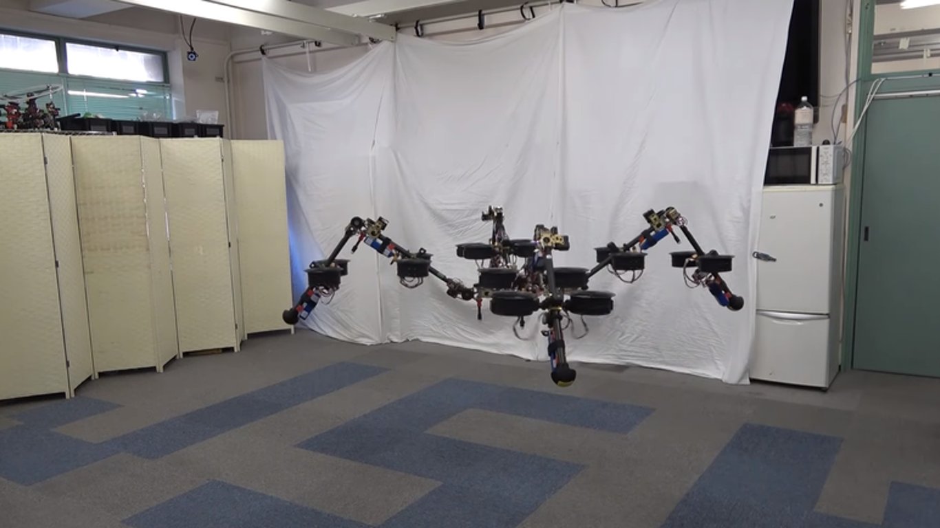 Японці створили робота SPIDAR - він вміє літати і бігати