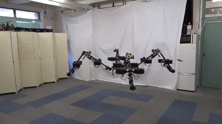 Японцы создали робота, который умеет бегать и летать благодаря пропеллерам - 285x160