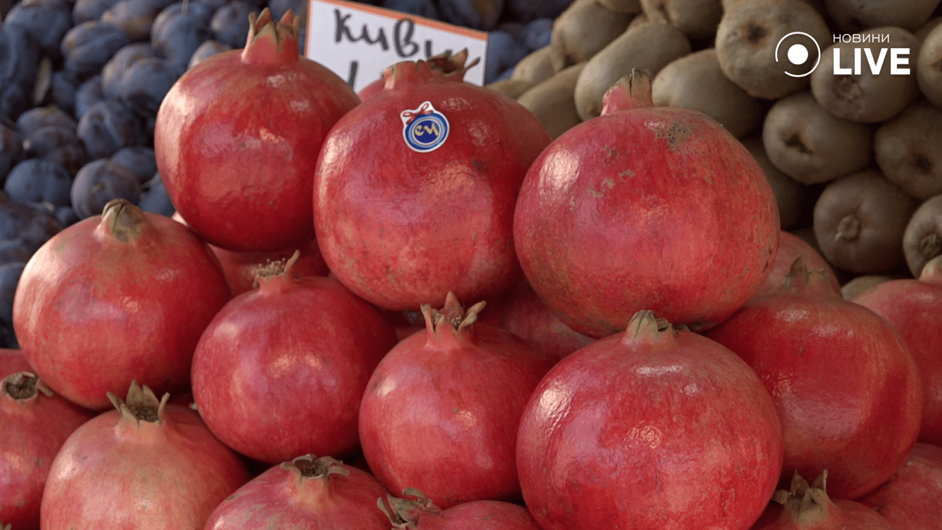 Гранат на прилавку базара
