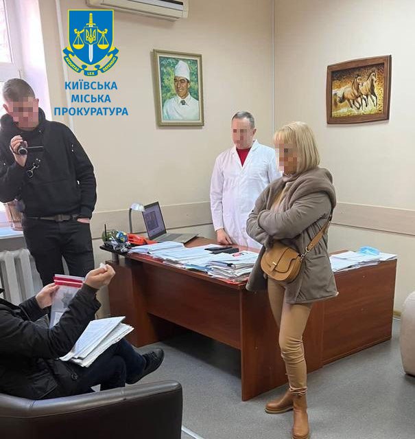 слідчі в кабінеті підозрюваного