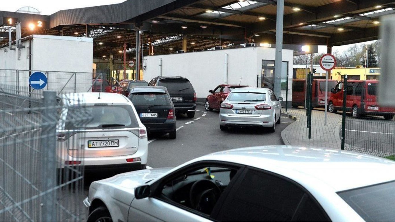 Траси на Одещині загрузли у заторах: виїзд до Молдови ускладнено