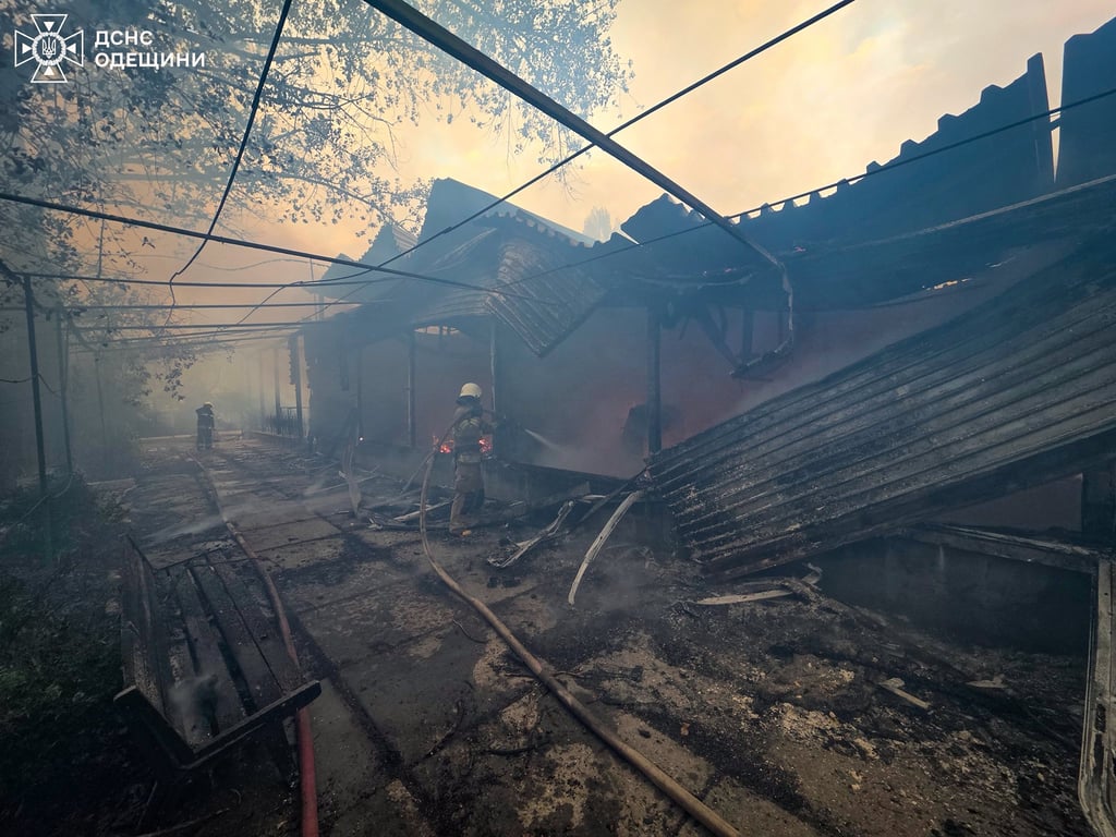 Зруйнована будівля внаслілок влучання